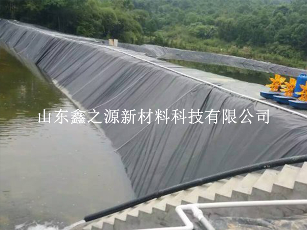 問：魚塘養(yǎng)殖防滲膜的周圍可以貼瓷磚嗎？